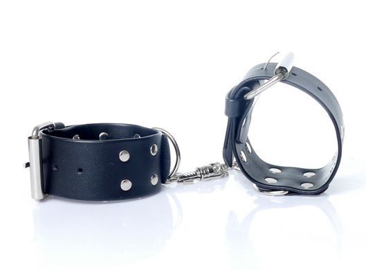 Наручники из искуственной кожи Fetish Boss Series - Handcuffs with studs, BS3300092